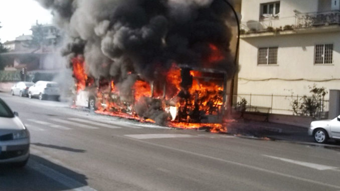 Bus in fiamme